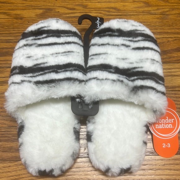 ❤️5/$25❤️2/$15❤️ WONDER NATION | zebra/marble blk/white slip/on slippers - Picture 2 of 5